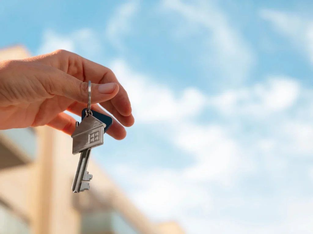 Urbanización de viviendas familiares con jardines.